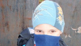 Danek Skála (10) se kvůli smogu tak dusil, že dokonce přestal chodit. Sotva dnes ráno vyšel ven, hned začal dávivě kašlat. Do školy bez šálu přes ústa už nevyjde.