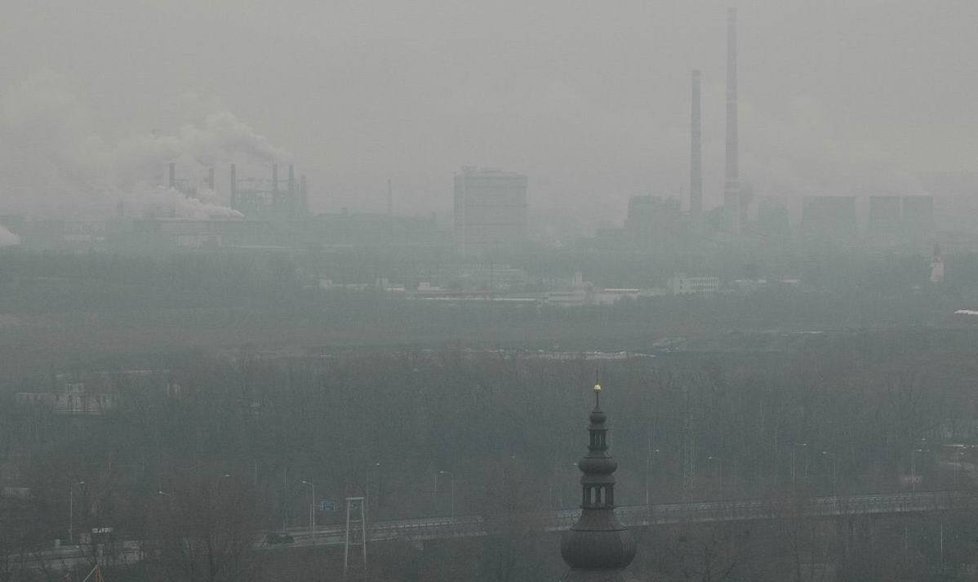 Takto vypadá Ostrava v době inverze, je jakoby schovaná v mlze.