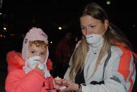 Smog v Ostravě: Děti chodí v rouškách