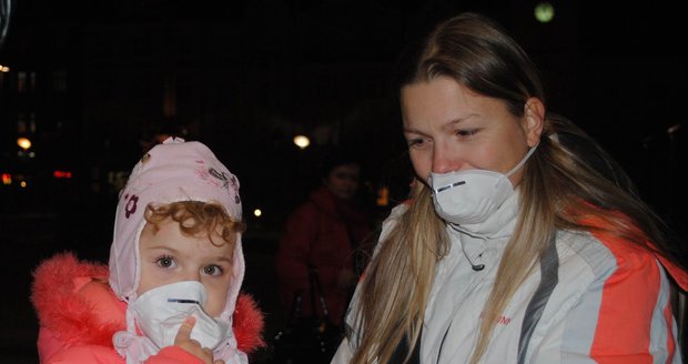 Smog v Ostravě: Děti chodí v rouškách