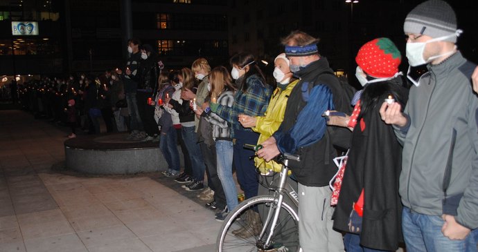 Proti smogu protestovali zejména mladí lidé na Masarykové náměstí v Ostravě.