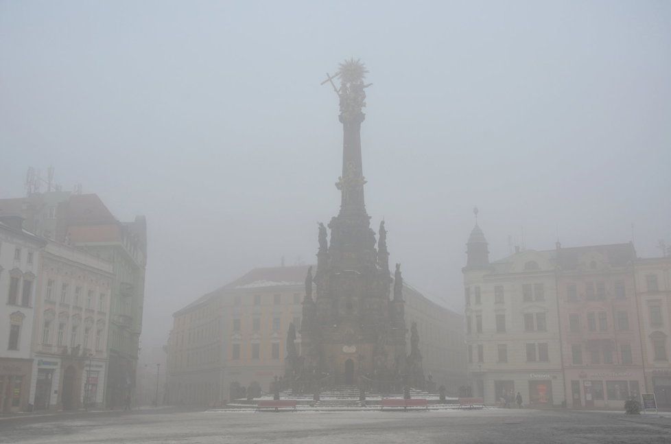 Centrum Olomouce zahalené v inverzi