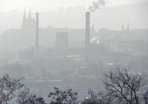 Komíny v Brně kouří, i když je smog.