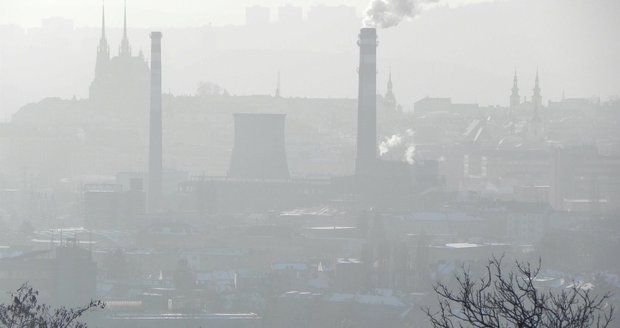 Česko trápí sněhové jazyky, mlhy i smog. Na Šumavě bylo –28 °C