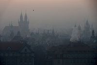 Praha zvažuje, že kvůli smogu zavede MHD zdarma. Kdyby omezila řidiče, přijdou žaloby