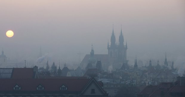 Kvůli smogu se dusí i celé hlavní město.