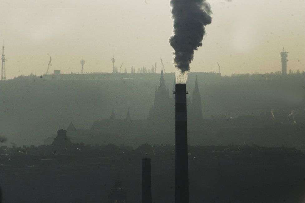 Takto vypadá Praha zahalená smogem.