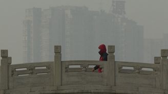 Smog dusí Čínu stále víc, v Pekingu nesmí jezdit ani úřední vozidla