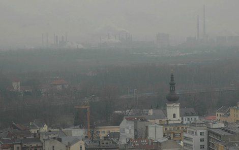 Na Karvinsku a Ostravsku bývá takový smog, že se lidé musí chránit šátky.