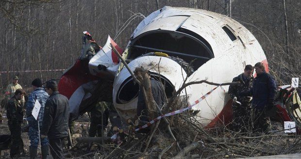 Při letecké tragédii u Smolenska zemřelo 96 lidí: Obvinění Rusů i prezidenta EU
