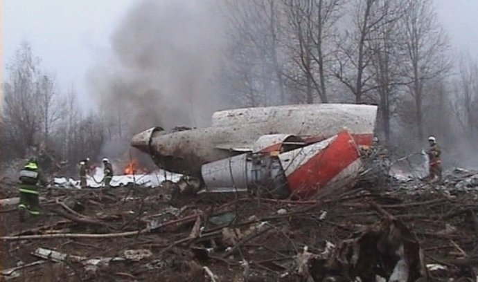 Polští vyšetřovatelé budou moci prozkoumat trosky Kaczyńského letadla