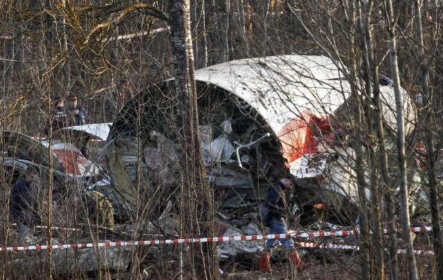 V místě nehody v té době byla hustá mlha a smolenské letiště Severnyj bylo kvůli tomu mimo provoz