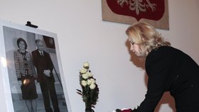 Manželka ruského prezidenta Medveděva uctila památku na ruské ambasádě v Polsku.