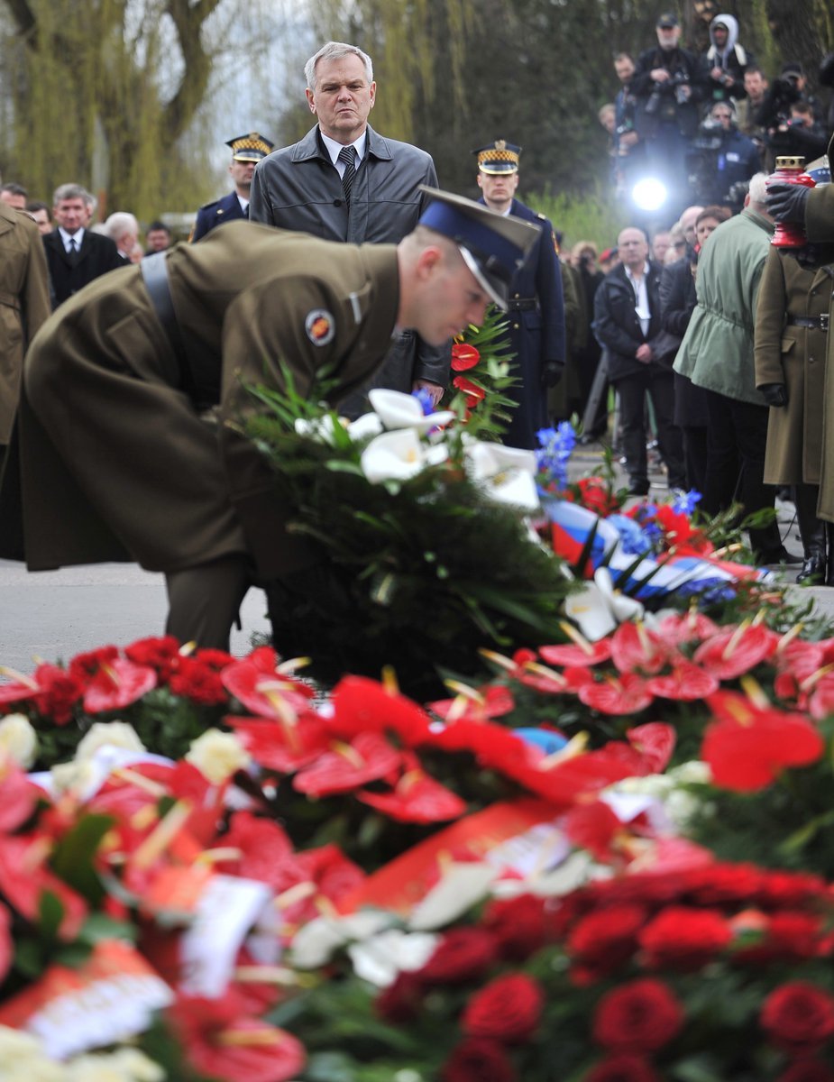 Rok po tragédii se Polsko zahalilo do smutku.