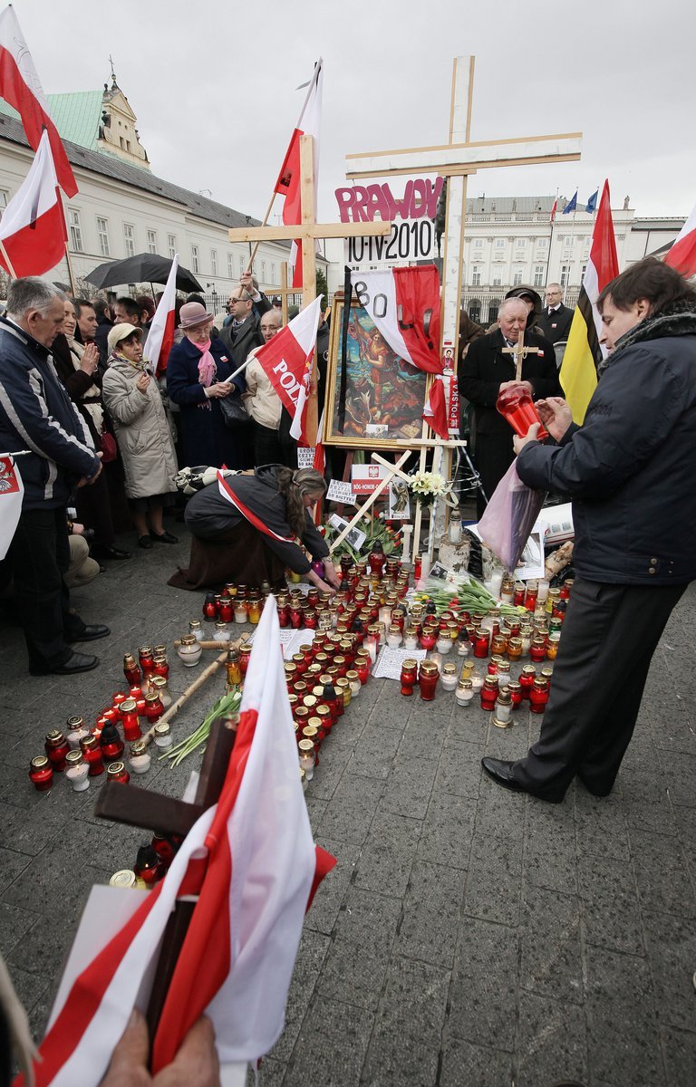 Rok po tragédii, Poláci stále intenzivně truchlili.