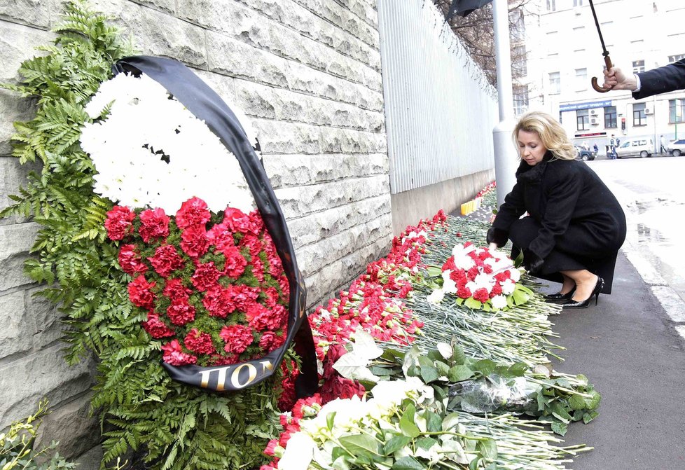 Květiny a svíčky byly v Polsku všude.