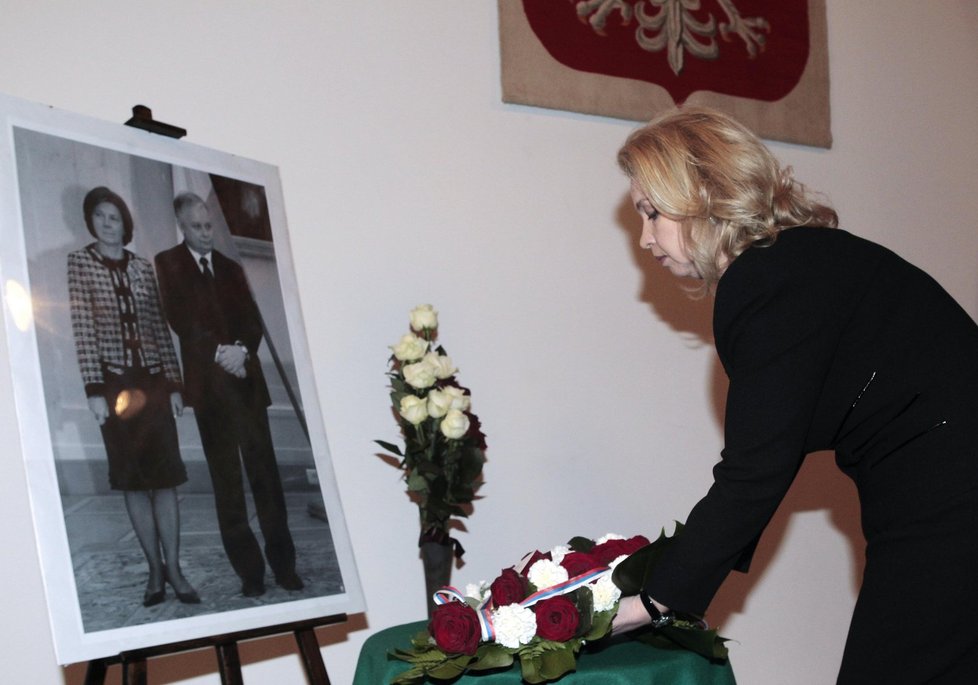 Manželka ruského prezidenta Medveděva uctila památku na ruské ambasádě v Polsku.
