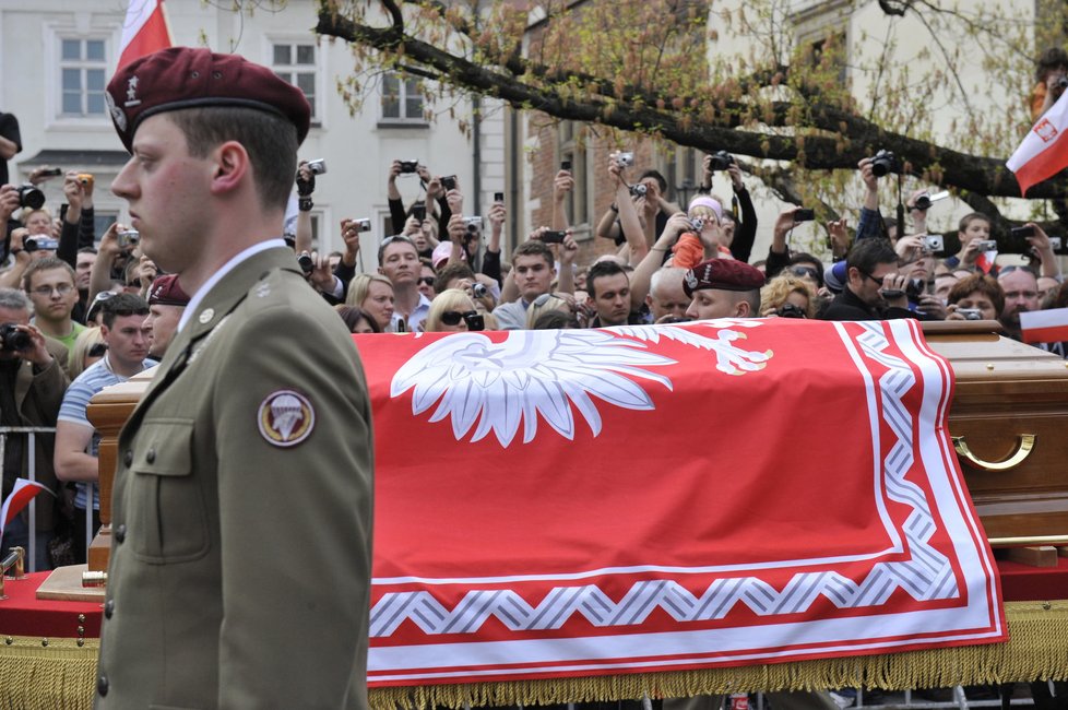 Prezidentova rakev byla vezena se vší pomézností