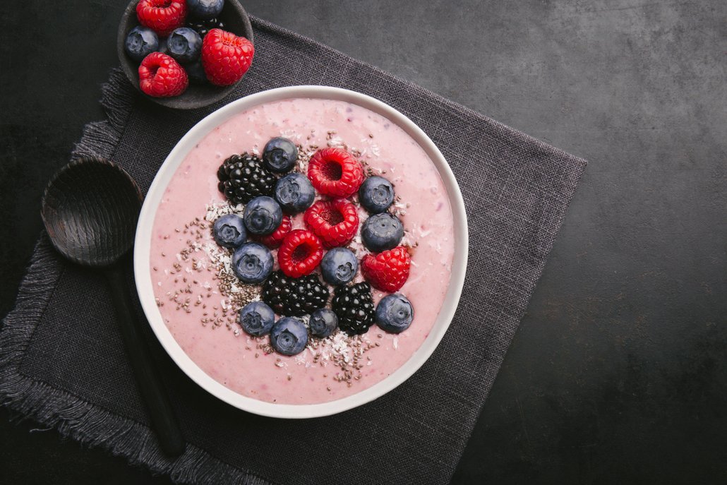 Zbyly vám z léta v mrazáku ostružiny nebo maliny? Snídaňová smoothie bowl je nejlepší způsob, jak je využít