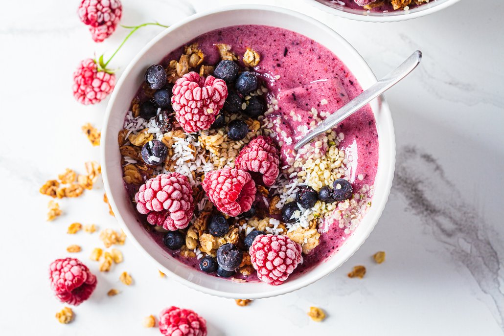 Smoothie bowl s letním ovocem