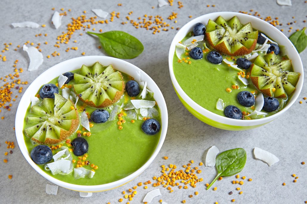 Smoothie bowl s avokádem a mangem