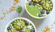 Zelená smoothie bowl s avokádem je nabitá chutí a také kvalitními rostlinnými tuky a vlákninou