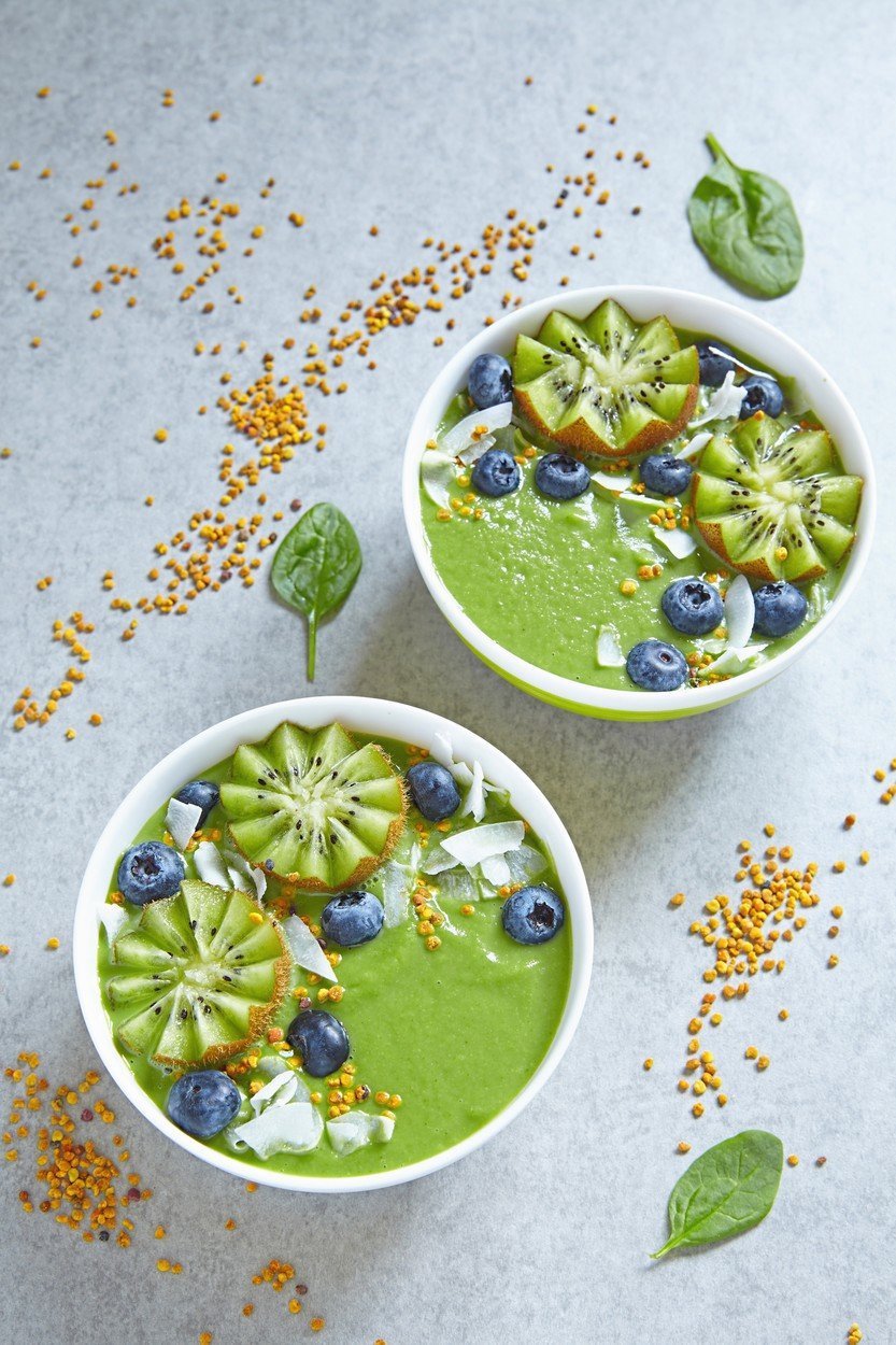 Zelená smoothie bowl s avokádem je nabitá chutí a také kvalitními rostlinnými tuky a vlákninou