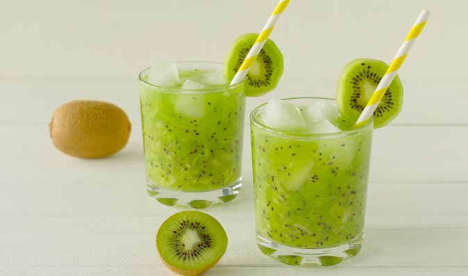 Ochutnejte báječné kiwi smoothie, které vykouzlíte spojením kiwi, banánů, jablek a limetkové šťávy.