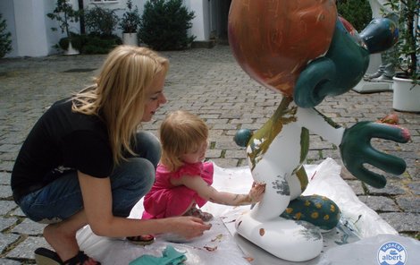 Tříletá vnučka Dagmar Havlové Soﬁnka se do pomalování šmoulí sochy vrhla se vší vervou.