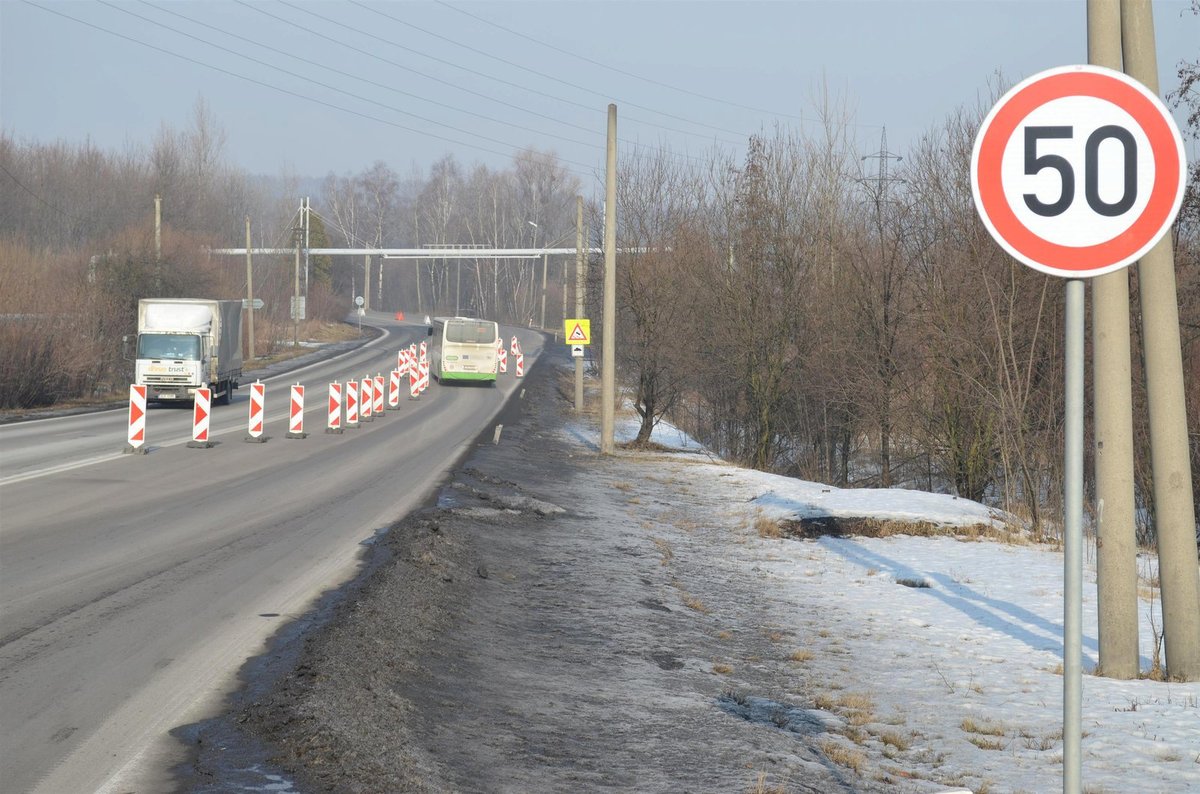 Nevyšší povolená rychlost je v místě 50 km/h.