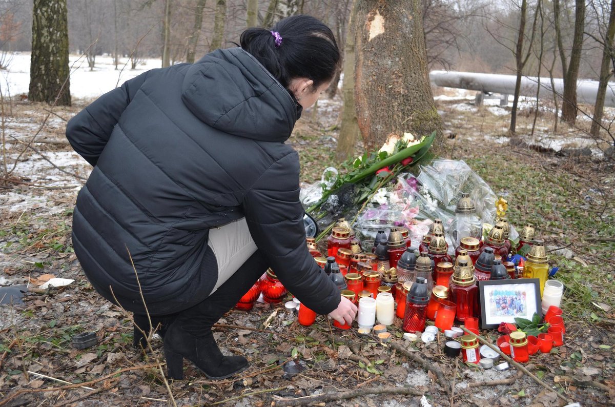 Na místo smrti Jiřího Š. nosí kamarádi květiny a zapalují tam svíčky.