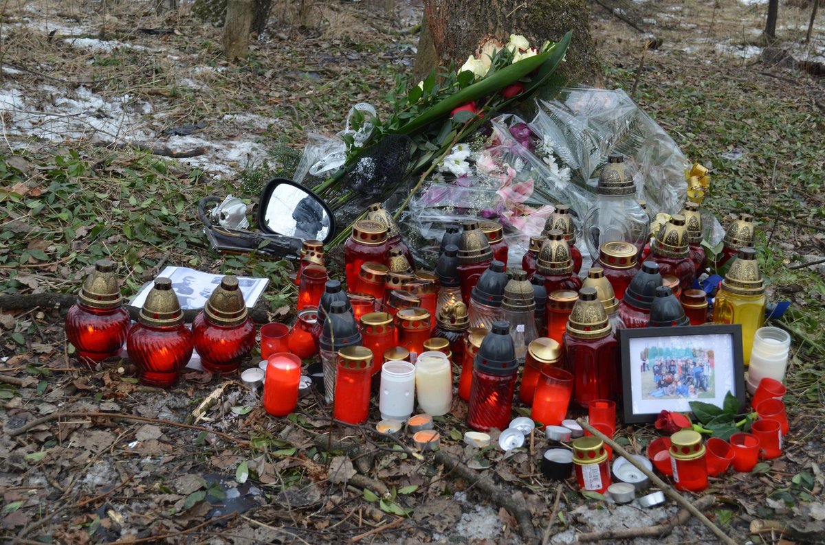 Na místo smrti Jiřího Š. nosí kamarádi květiny a zapalují tam svíčky.