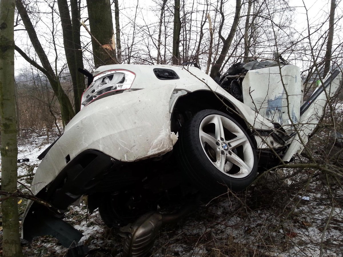 Ze silného BMW se stal vrak.