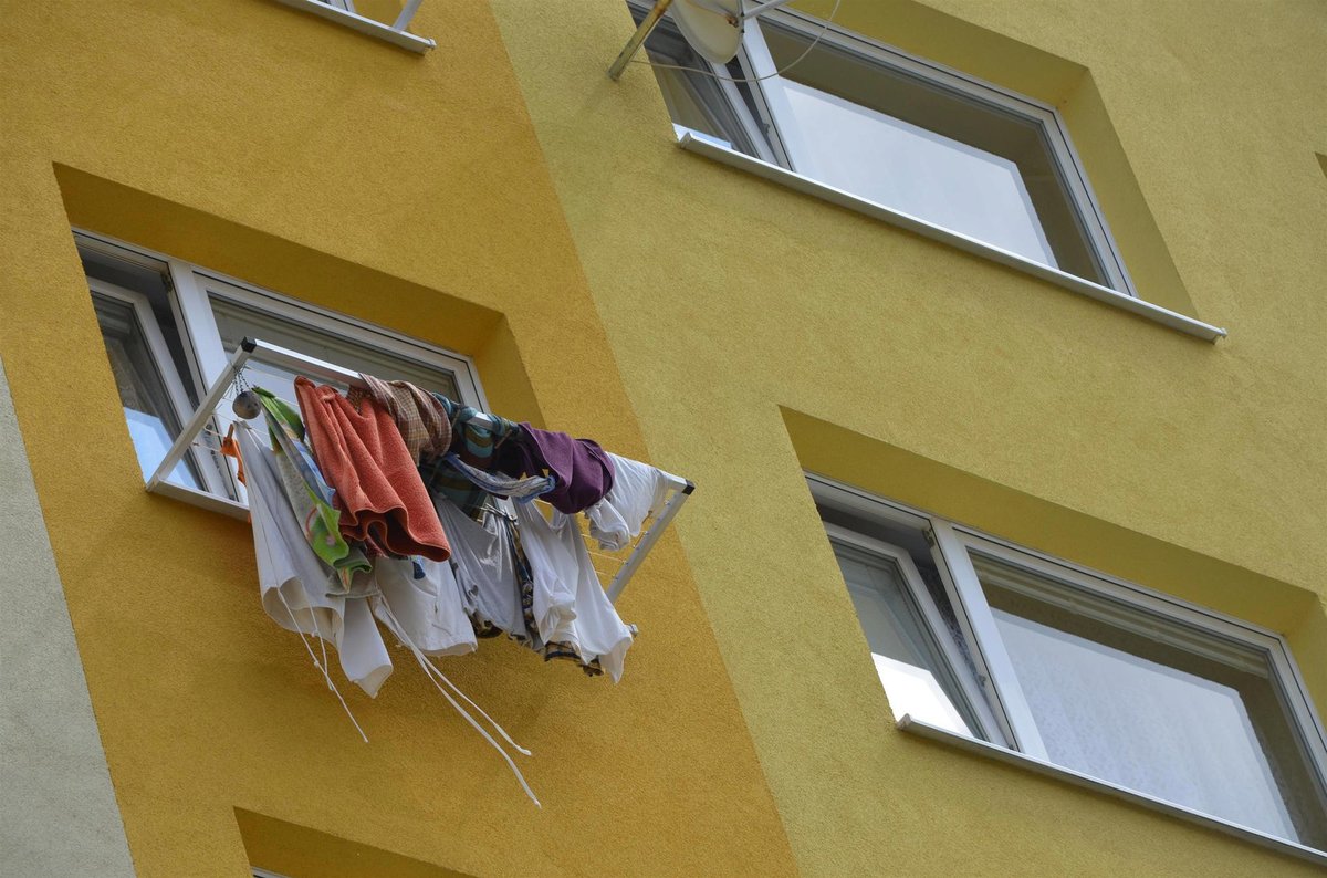 Z okna, kde trojice bydlela, stále visí prádlo.