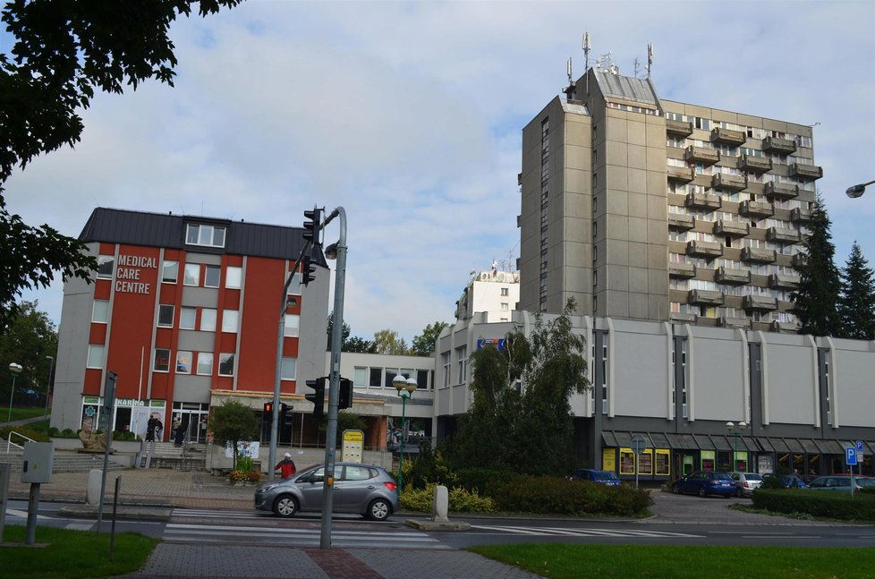 Věžák přímo sousedí s lékárnou, kam mrtvé tělíčko vyděšená maminka Ivana Č. přinesla.