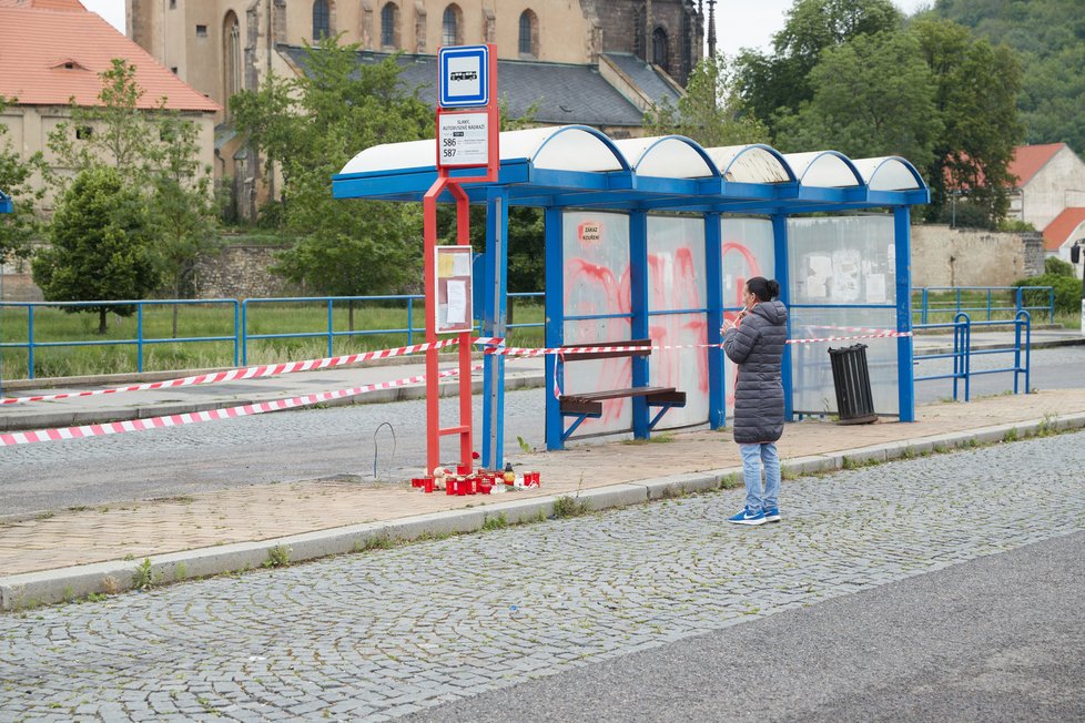 … zarmoucení tam zapalují svíčky a nosí květiny i plyšáky.