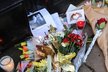 Fanoušci truchlí: Před domem George Michaela zapalují svíčky a pokládají květiny