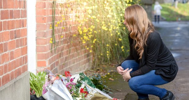 Fanoušci truchlí: Před domem George Michaela zapalují svíčky a pokládají květiny
