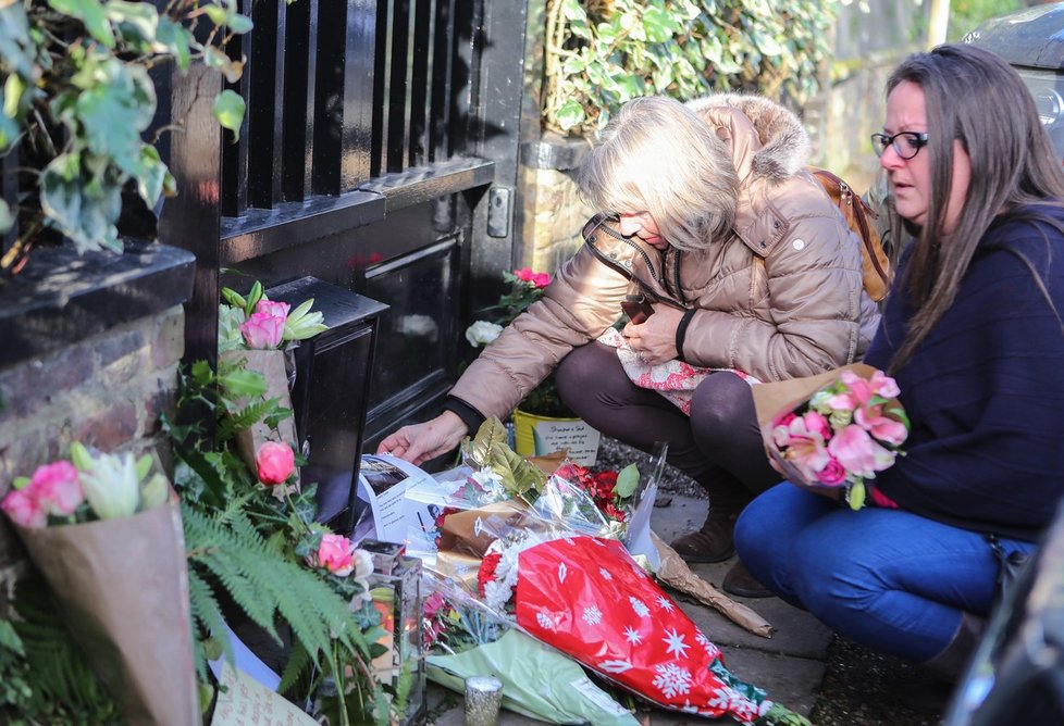 Fanoušci truchlí: Před domem George Michaela zapalují svíčky a pokládají květiny