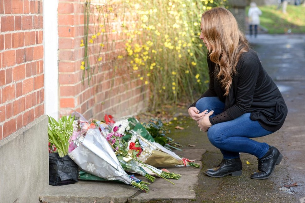 Fanoušci truchlí: Před domem George Michaela zapalují svíčky a pokládají květiny