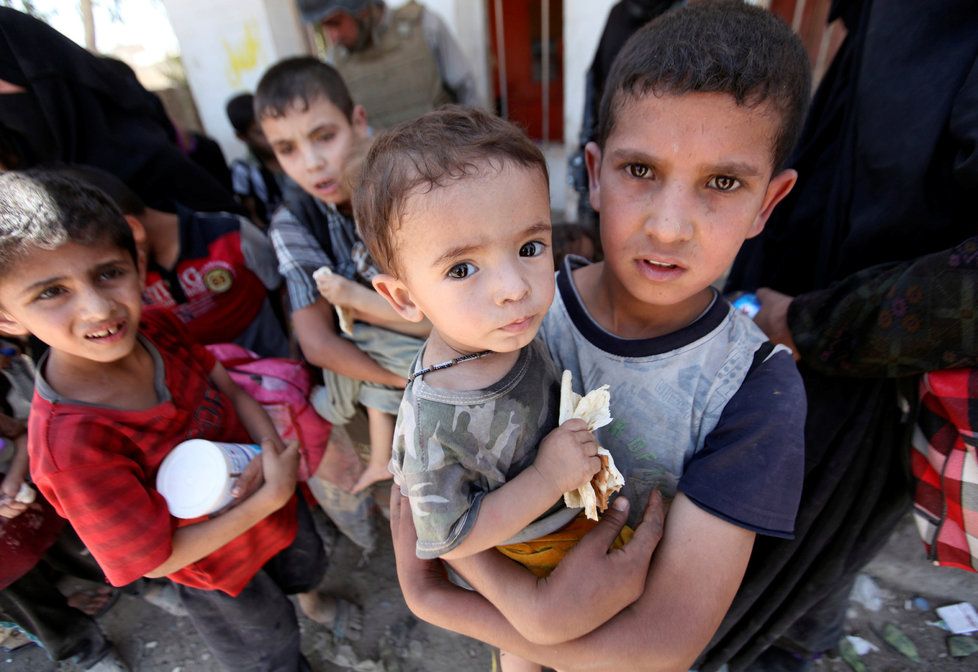 Islamisté nutí rodiny zůstat v Mosulu, uprchlíkům zabíjí děti