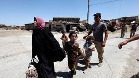 Islamisté nutili rodiny zůstat v Mosulu, uprchlíkům zabíjeli děti.