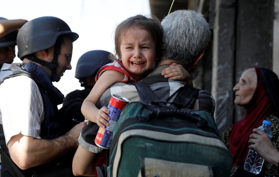 Islamisté nutí rodiny zůstat v Mosulu, uprchlíkům zabíjí děti