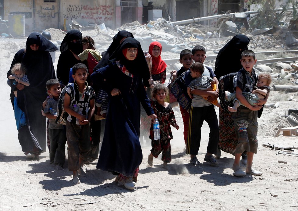 Islamisté nutí rodiny zůstat v Mosulu, uprchlíkům zabíjí děti.