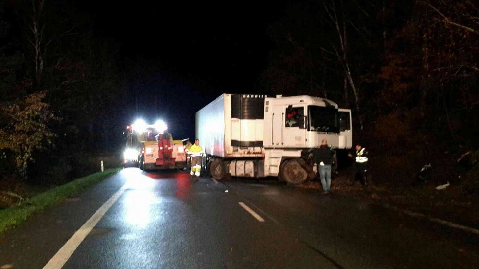 Kamion u Chýště při předjíždění smetl dvě auta: Oba řidiči osobáků zemřeli.