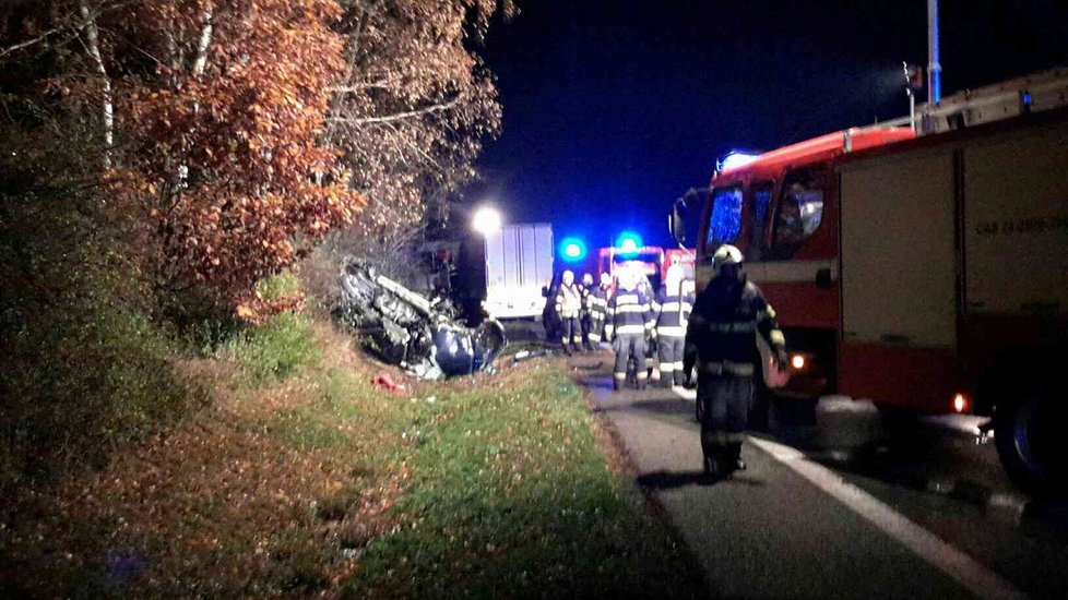 Kamion u Chýště při předjíždění smetl dvě auta: Oba řidiči osobáků zemřeli.