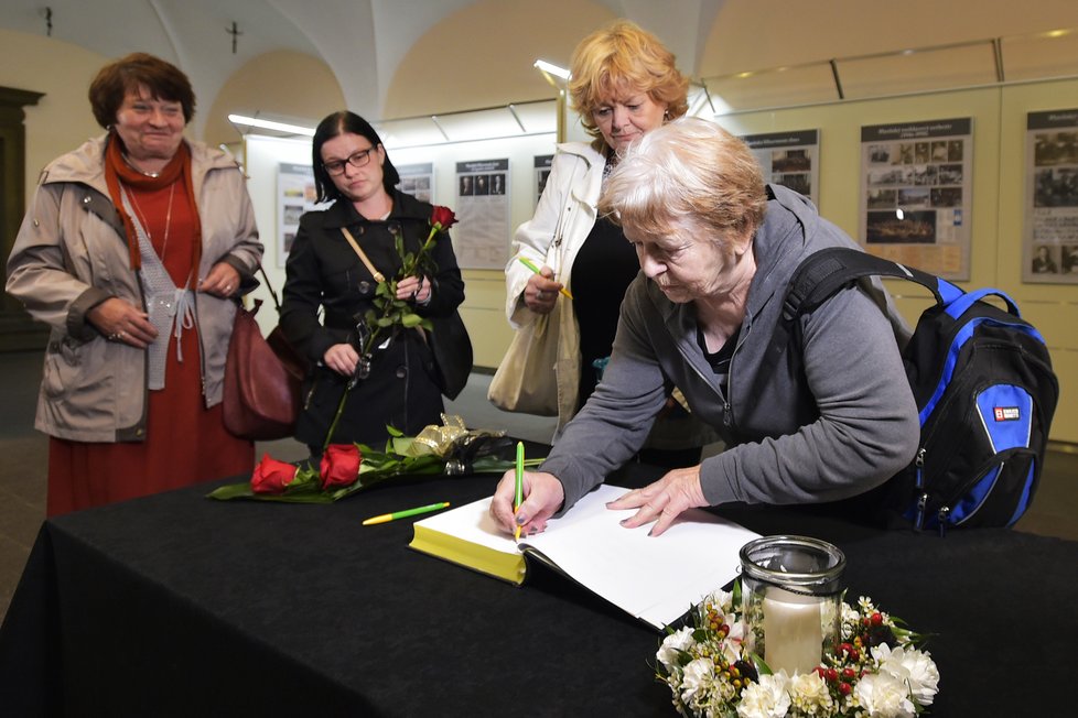 Lidé na radnici v Plzni píší vzkazy do kondolenční knihy k úmrtí místního rodáka Karla Gotta....