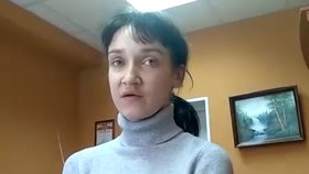 Omská policie dala na sociální sítě video, kde se žena k vraždě přiznává