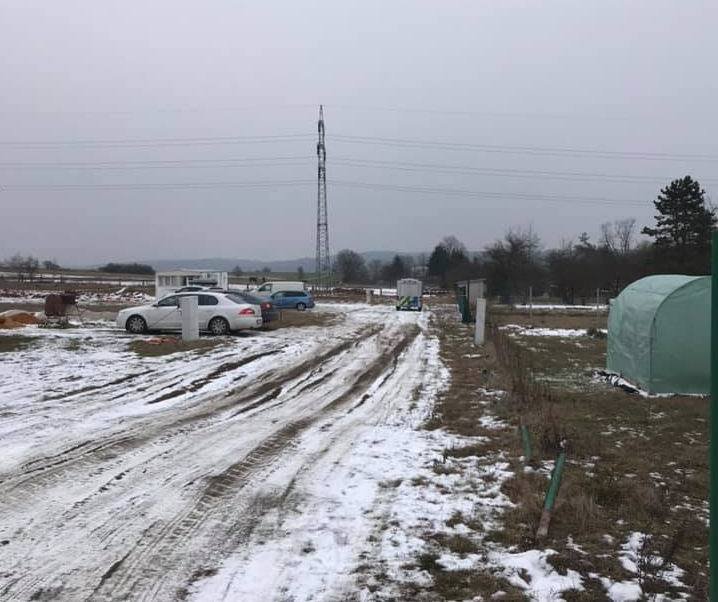 V mobilním domku zemřela žena (†26), její muž skončil v nemocnici, teď se zpovídá z vraždy.