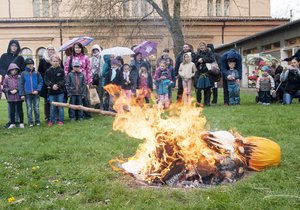 V největším brněnském parku Lužánky se bude smrtka zapalovat na Zelený čtvrtek.